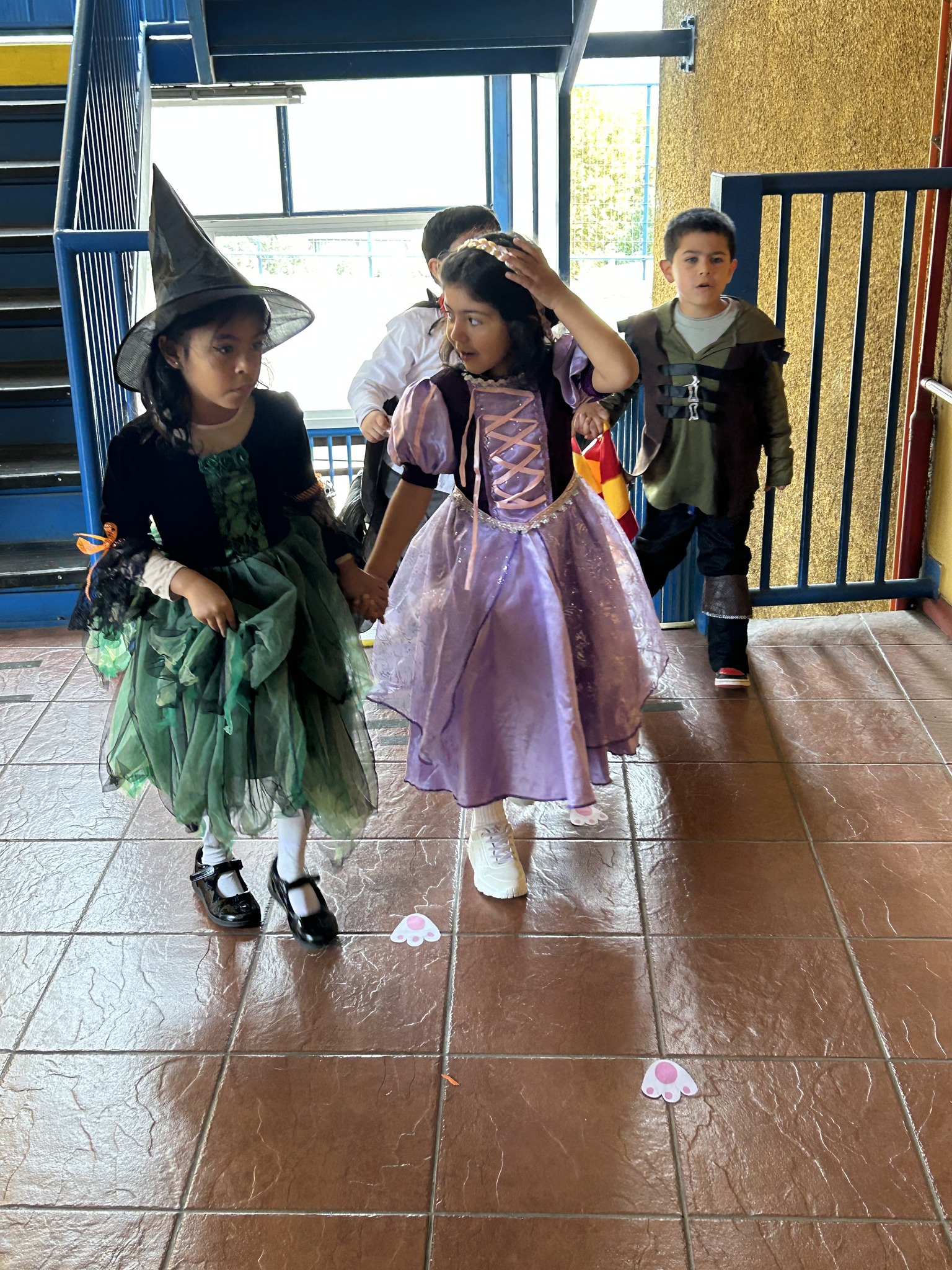 ¡El apadrinamiento de nuestros queridos estudiantes de 4° medio a los pequeñitos de Kínder! 2025 - 492942358_1158783552711302_4228974260112143982_n.jpg